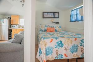 1 dormitorio con 1 cama y cocina en C5-Sea Crab en St Pete Beach