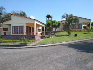 una casa al lado de una carretera en CFM Sociedade Turística Bilene Resort en Vila Praia Do Bilene