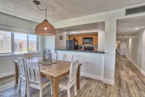 een keuken en eetkamer met een houten tafel en stoelen bij Land's End 4-406 Bay Front in St Pete Beach