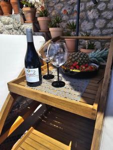 een fles wijn en een glas op een tafel bij Apartments Mali Dvor Novigrad in Novigrad Dalmatia