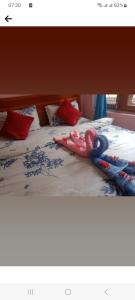 Una cama o camas en una habitación de Galaxy Inn Guest House