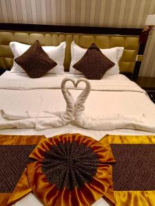 a bed with two swans making a heart on it at فندق بيوتات المروة biutat almarwa in Jeddah