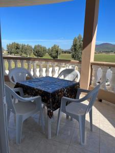 stół i krzesła na balkonie z widokiem w obiekcie Entre Mer et Montagne w mieście Tabarka