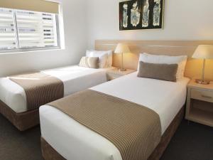 um quarto de hotel com duas camas e uma janela em Prime Airport Hotels With Free Shuttle Service em Arnavutköy