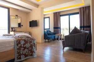 une chambre d'hôtel avec un lit et une chaise dans l'établissement Perdikia Hill Hotel And Villas, à Ölüdeniz