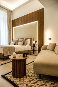 um quarto de hotel com duas camas e uma mesa em MAMALU - Studios and Suites em Nápoles
