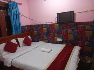 Una cama o camas en una habitación de Galaxy Inn Guest House