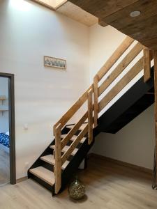 scala in legno in una camera con soffitto di Gîte pour 4 personnes - Le Grand Valtin, à 2 pas de Xonrupt a Ban-sur-Meurthe-Clefcy