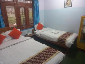 Una cama o camas en una habitación de Galaxy Inn Guest House