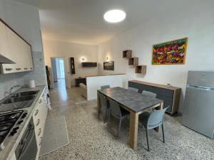 a kitchen with a table and a dining room at Casa di Elisabetta in Monteroni di Lecce