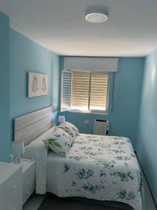 里瓦德奧的住宿－VT Maria，蓝色的卧室设有床和窗户
