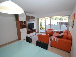 芒通的住宿－Appartement Menton, 2 pièces, 4 personnes - FR-1-196-239，厨房以及带桌椅的起居室。