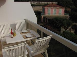 Biały stół i krzesła na balkonie w obiekcie Appartement Menton, 2 pièces, 4 personnes - FR-1-196-239 w Mentonie