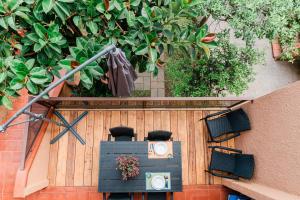 an overhead view of a fence with a table and chairs at Stella Maris Holidays in Porto Conte