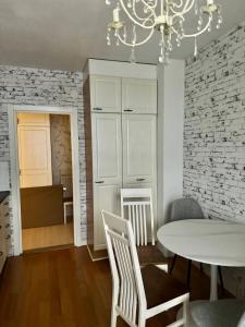 Real deal apartments Tampere في تامبير: غرفة طعام مع طاولة وجدار من الطوب