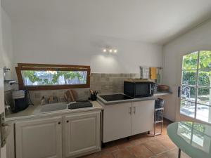 Η κουζίνα ή μικρή κουζίνα στο La Port-Gentillaise