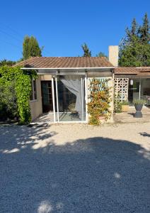 Το κτήριο όπου στεγάζεται  the country house