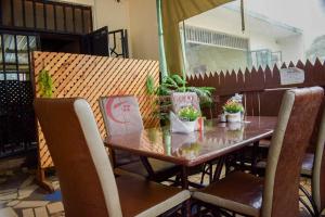 ein Holztisch und Stühle mit Pflanzen drauf in der Unterkunft Happy Springs Hotel & Accomodation in Kericho