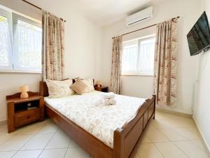 una camera con letto, TV e finestre di Sunside Apartments a Pola (Pula)