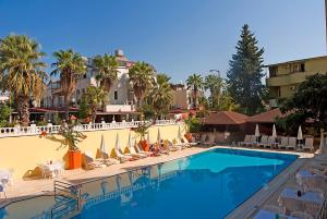 凱梅爾的住宿－瓦賽曼酒店，一个带躺椅的游泳池和一间酒店