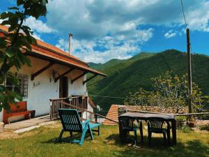 two chairs and a table in front of a house at Casa Maitö in Senarega