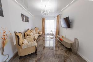 een woonkamer met banken en een bad bij Jacuzzi & luxury house in Iaşi