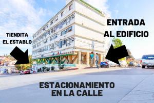 Depa - a 3 min del CAS VISA USA Consulado في Heroica Nogales: ملصق لمبنى على شارع المدينة