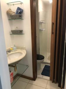 a bathroom with a sink and a toilet at Lagos de Itaipava in Bom Sucesso