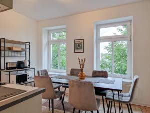 eine Küche und ein Esszimmer mit einem Tisch und Stühlen in der Unterkunft Kappel-Suite - Zentral - Messe - Mobiles Arbeiten - Nespresso - Smart TV in Chemnitz
