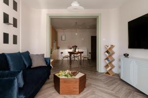 Televízia a/alebo spoločenská miestnosť v ubytovaní Sage Apartment