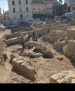 un gruppo di persone che si trovano tra le rovine di un edificio di Vintage Sea-View Apartment in Centre Durres a Durrës