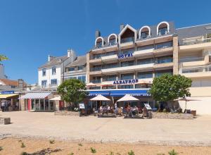 a group of people sitting outside of a hotel at Albatros in Quiberon