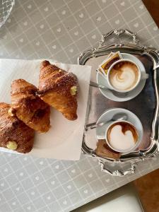 uma mesa com um prato de pastelaria e uma chávena de café em Blanco B&B - Group em Trani