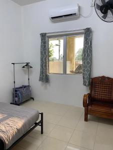 Ένα ή περισσότερα κρεβάτια σε δωμάτιο στο EmyNuar Homestay