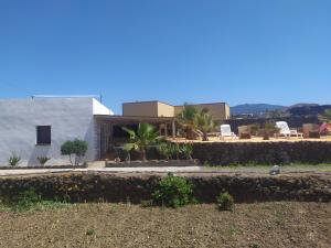 - une vue sur une maison depuis la route dans l'établissement Scialu & Riscialu, à Pantelleria