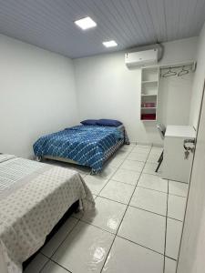 a bedroom with a bed and a desk in it at Apartamento grande para família ou amigos in Boa Vista
