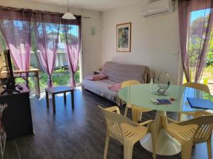 Posezení v ubytování Villa SunAgde, Climatisée, proche Plage et Commerces