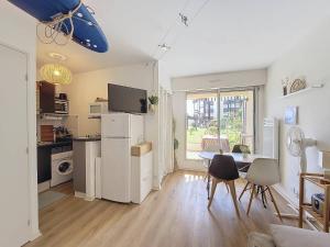 Η κουζίνα ή μικρή κουζίνα στο V-Landes 04-Vieux Boucau Appartement 4 personnes dans résidence avec piscine au bord du lac marin