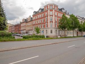 un gran edificio al lado de una calle en Kappel-Suite - Zentral - Messe - Mobiles Arbeiten - Nespresso - Smart TV, en Chemnitz