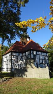 クラウスニックにあるFerienwohnung Wunderlichの時計塔のある白黒の建物