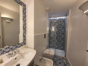La salle de bains est pourvue de toilettes, d'un lavabo et d'une douche. dans l'établissement Vicolo 23 House, à Atrani