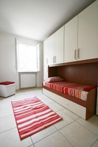 Schlafzimmer mit einem Bett und einem roten Teppich in der Unterkunft Ferienhaus in Onno mit Grill, Terrasse und Garten in Onno