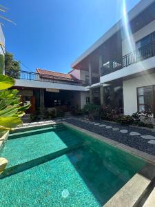 ein Swimmingpool vor einer Villa in der Unterkunft Villa Son Sun in Uluwatu