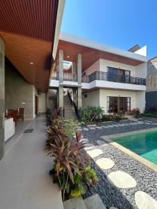 einem externen Blick auf ein Haus mit einem Pool in der Unterkunft Villa Son Sun in Uluwatu