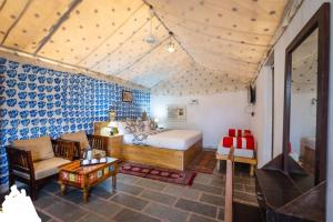 una camera con letto, divano e tavolo di THE KINGS RESORT a Jaisalmer