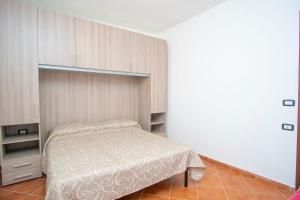een slaapkamer met een bed in een kamer bij La Dolce Vita in Camerota