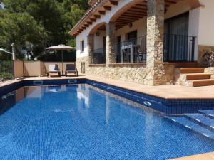 a swimming pool in front of a house at Montgrí 27 in Palafrugell