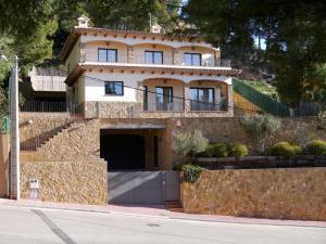 a house on the side of a street at Montgrí 27 in Palafrugell