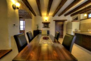 - une salle à manger avec une table et des chaises en bois dans l'établissement Ferienhaus in Kotli mit Grill, Garten und gemeinschaftlichem Pool, à Kotli