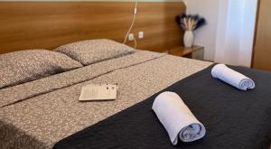班約勒的住宿－Linc Rooms & Apartments，一间卧室配有一张床,上面有两条毛巾